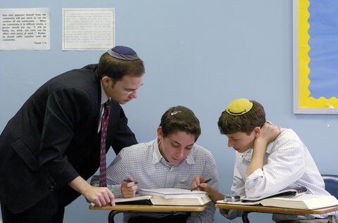 معلمة أزرييلي مع طالبين صغيرين