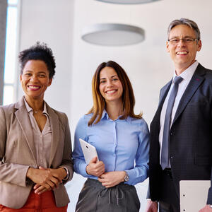 مجموعة من الزملاء يبتسمون معًا